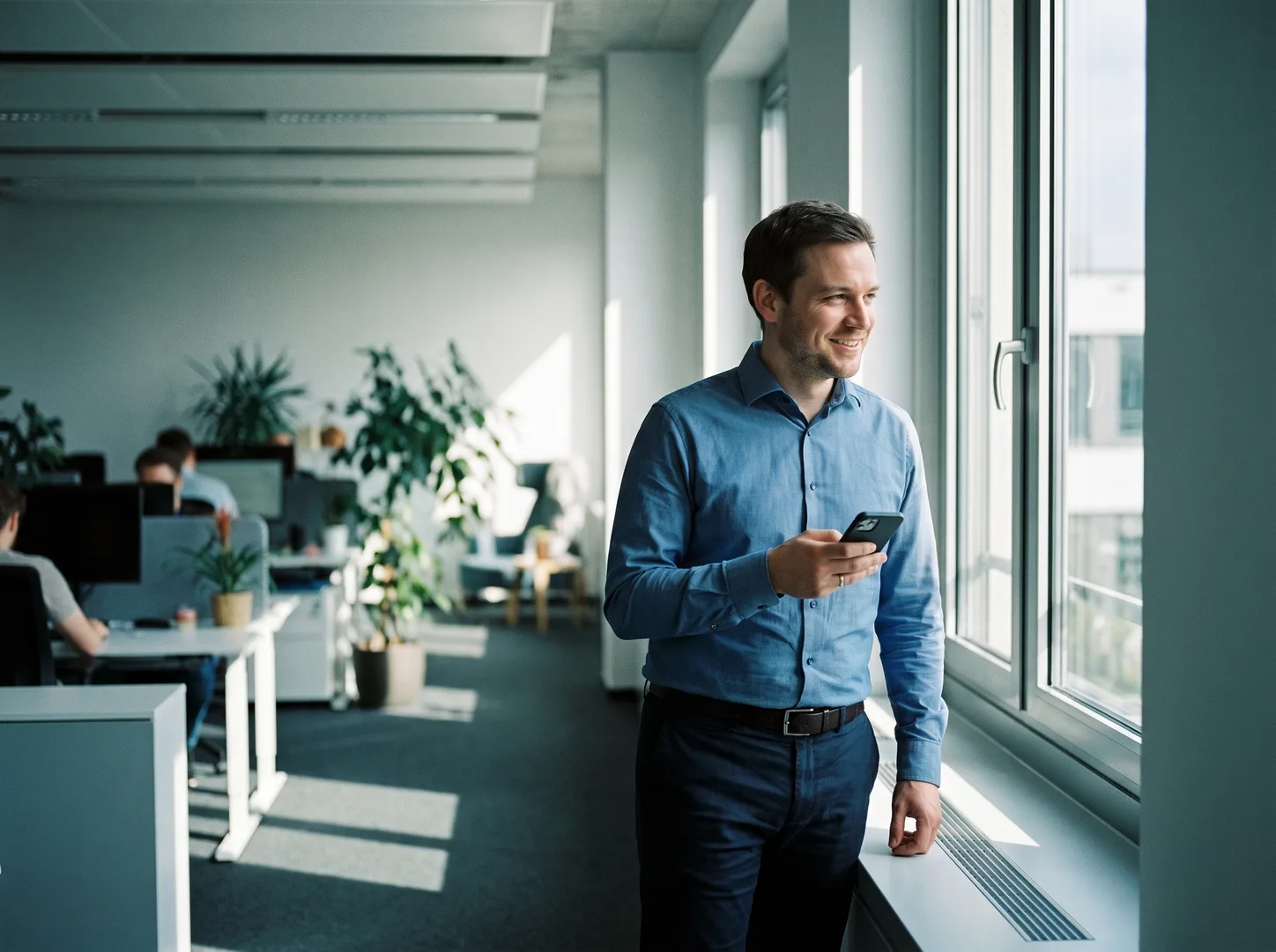 Ein Kandidat sieht sich einen Jobvorschlag auf dem Smartphone an